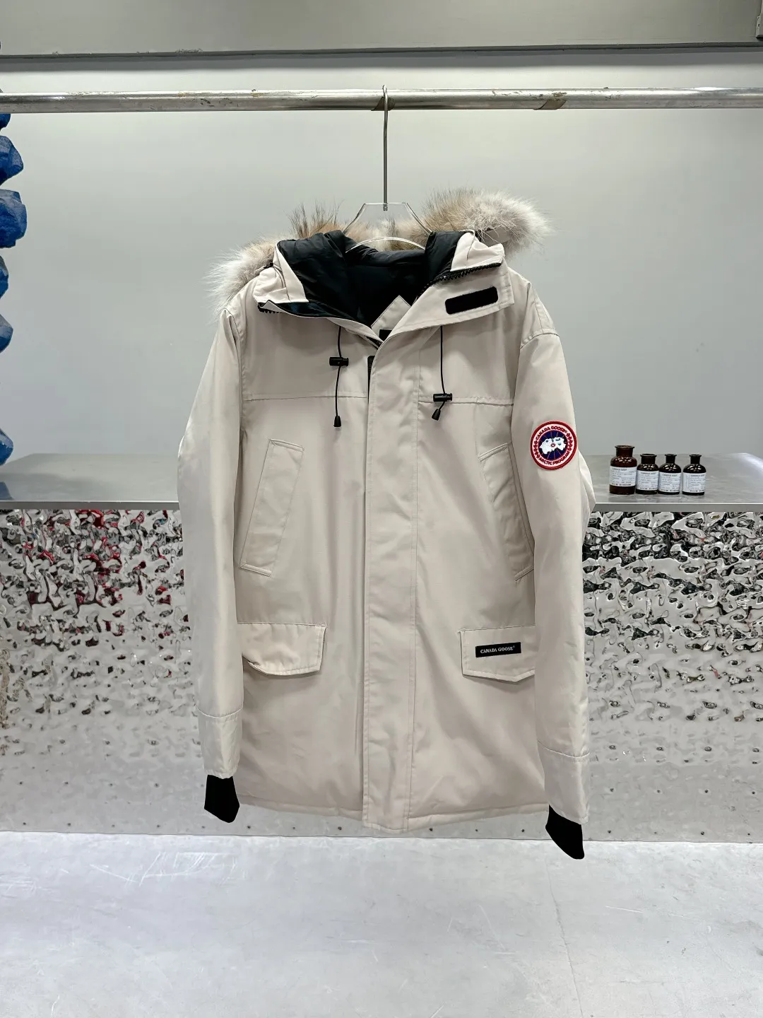 P840 Canada Goose 13 down jackets, timeless classics, same style for men and women, mid-length windbreaker jacket. Canada Goose technology waterproof fabric is wind and cold resistant and extremely warm! Plush heat storage keeps you warm and warms you up quickly! Extra large fur collar design, fine fur, smooth to the touch, comfortable and skin-friendly! Double windproof cuffs to prevent cold wind from entering! The pockets have a flap zipper design and the upper pocket is a diagonal pocket, which is convenient and practical! Canada Goose’s popularity in the past two years has greatly surpassed that of the king of down jackets, the Meng Mouth, and it is the hottest item in autumn and winter on INS! Same style for men and women, Canada Goose’s classic style! Color: Black, Off-white, Gray, Navy Size: XS S M L XL XXL